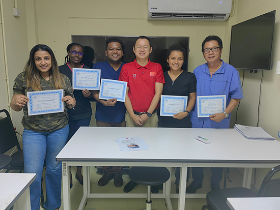 醫(yī)療隊(duì)成員與部分學(xué)員合影。第18期援圭亞那醫(yī)療隊(duì)供圖