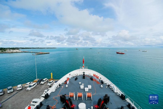 7月22日，中國海軍“和平方舟”號醫院船駛離基里巴斯首都塔拉瓦。當地時間22日上午10時，執行“和諧使命-2023”任務的中國海軍“和平方舟”號醫院船圓滿結束對基里巴斯的首次訪問，駛離基里巴斯首都塔拉瓦，前往本次任務的第二站湯加努庫阿洛法港。新華社發（黎宇 攝）