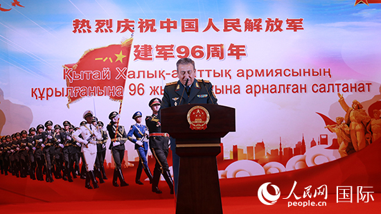 哈國防部副部長卡馬列特季諾夫中將發表致辭。人民網記者 李強攝