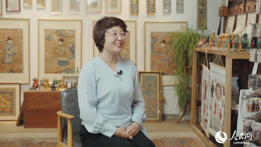 圖為瓷器修復藝術家王京。人民網記者 張若涵攝