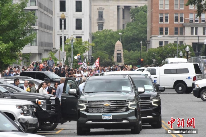 圖為特朗普出庭期間，其車隊和工作人員在聯(lián)邦法院外等待。<a target='_blank' href='/'><p  align=