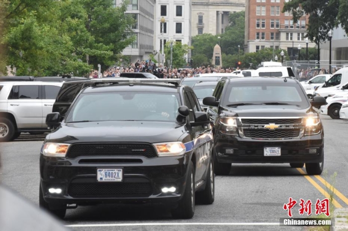 圖為結束出庭后，特朗普車隊駛離聯(lián)邦法院。<a target='_blank' href='/'><p  align=