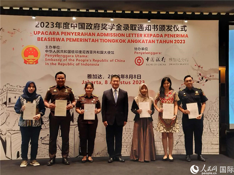陸慷大使與獲得中國政府獎學金的印尼學子合影。 人民網記者 李培松攝