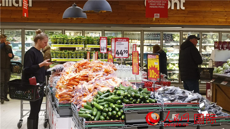瑞典首都斯德哥爾摩購物超市一瞥。人民網記者 殷淼攝