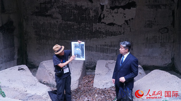 毒氣島歷史研究所事務(wù)局長(zhǎng)山內(nèi)正之在毒氣儲(chǔ)存遺址為大家介紹日軍發(fā)動(dòng)毒氣戰(zhàn)的罪證。人民網(wǎng) 蔣曉辰攝