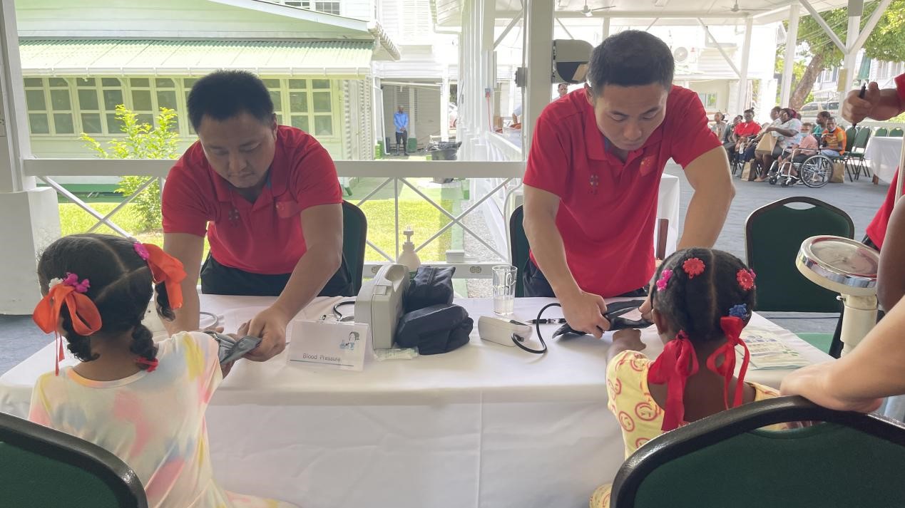 醫療隊員為福利院兒童進行檢查。第18期援圭亞那醫療隊供圖