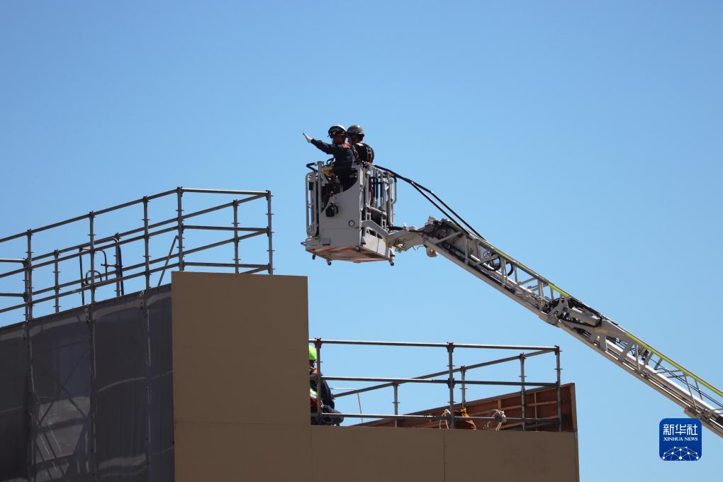 9月1日，在日本神奈川縣相模原市，消防員演練用消防云梯車救下被困高樓的民眾。9月1日是日本防災日。當天，日本中央政府及多個都縣市舉行了防災演練，以提高大規模災害發生時防災機構和市民迅速應對的能力。新華社記者 楊光 攝
