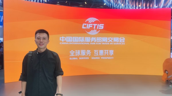 9月2日，梁家僖在國家會議中心拍照留念。受訪者供圖