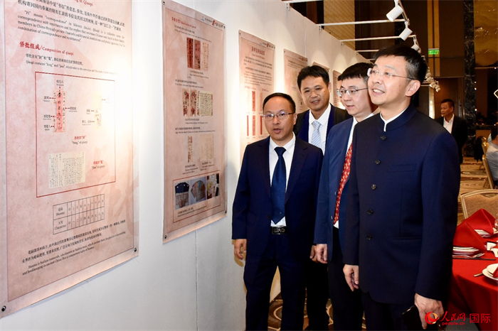 中國駐菲律賓大使館臨時代辦周志勇參觀“跨山越海兩地情”菲律賓主題僑批展。人民網記者 樊帆攝