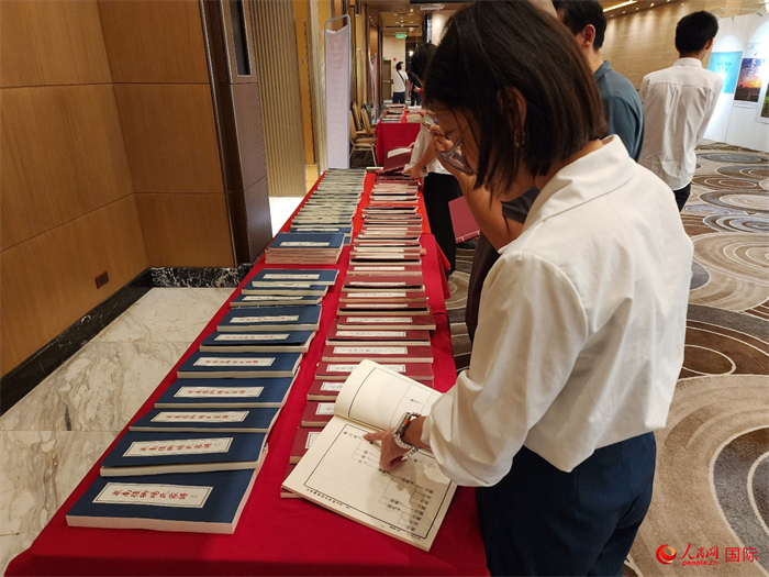 現場嘉賓參觀“根脈尋蹤”泉州百個家族移民菲律賓族譜展。人民網記者 樊帆攝