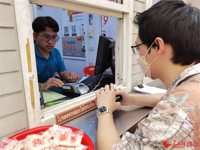 市民在活動現場捐贈善款。人民網記者 白元琪攝