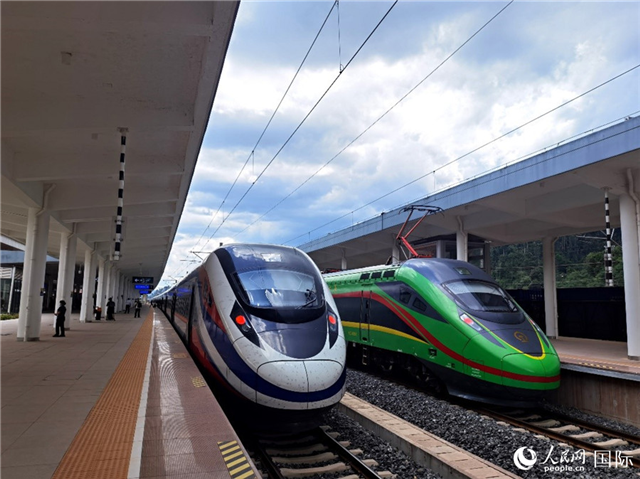 “復興號”和“瀾滄號”國際旅客列車停靠在老撾磨丁站。人民網 杜明明攝