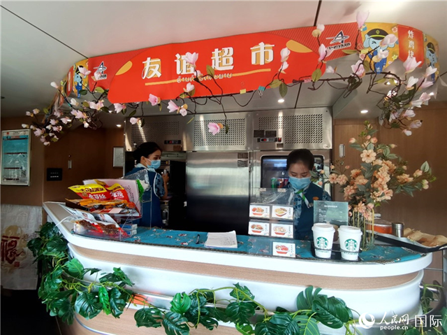 中老鐵路國際旅客列車里的“友誼超市”。人民網 杜明明攝