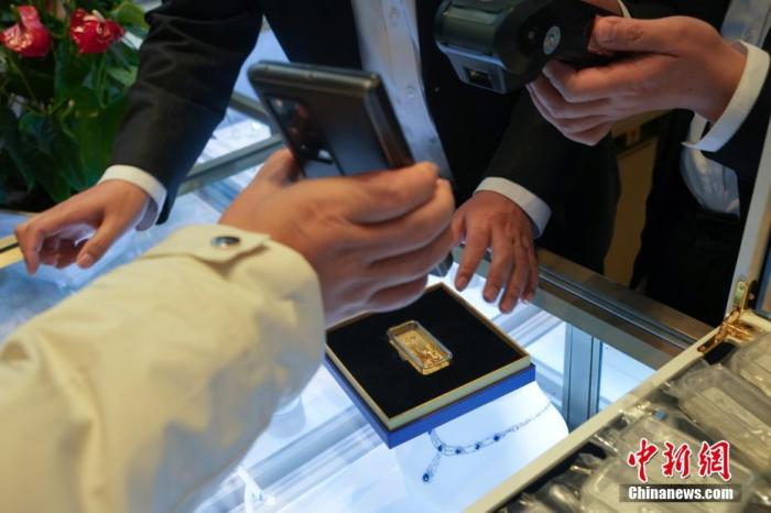 資料圖：顧客在現場掃碼購買冰雪競技金條。 <a target='_blank' href='/'><p  align=