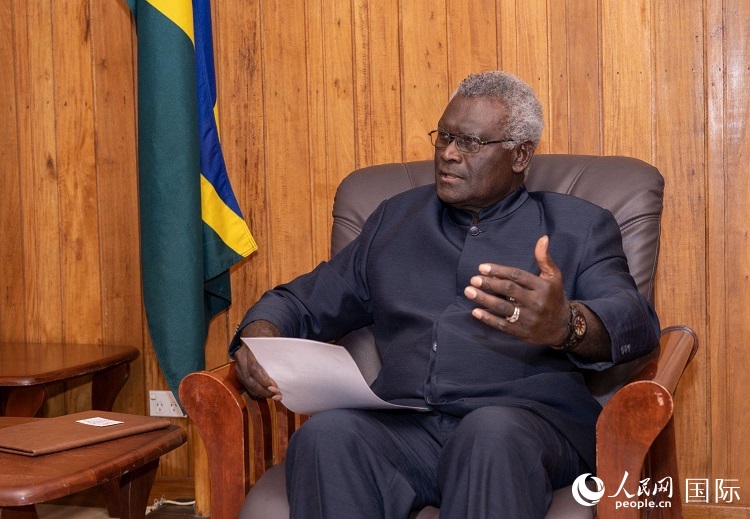 2023年9月14日，所羅門群島總理梅納西·索加瓦雷在首都霍尼亞拉接受人民網記者專訪。（人民網 賀吉攝影 ）