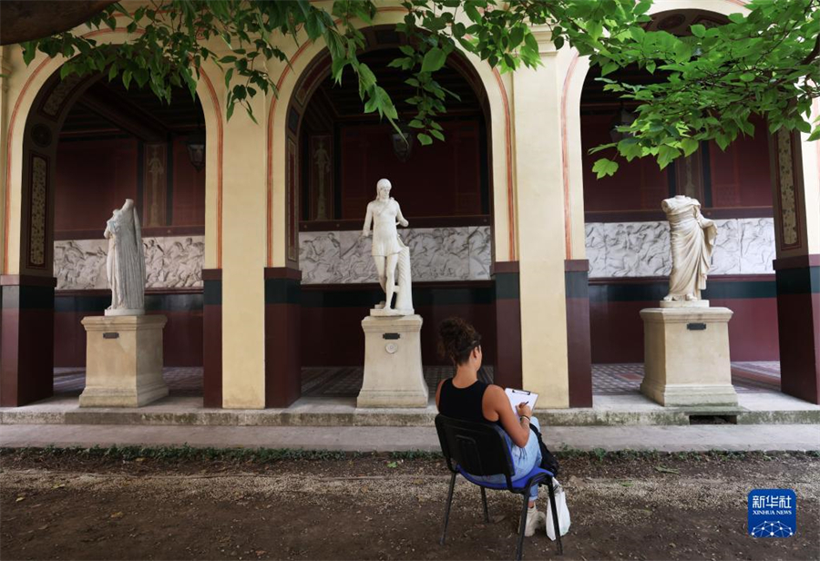 9月17日，在法國巴黎國立高等美術學院舉行的歐洲遺產日活動上，參觀者參與繪畫創作和體驗。新華社記者 高靜 攝