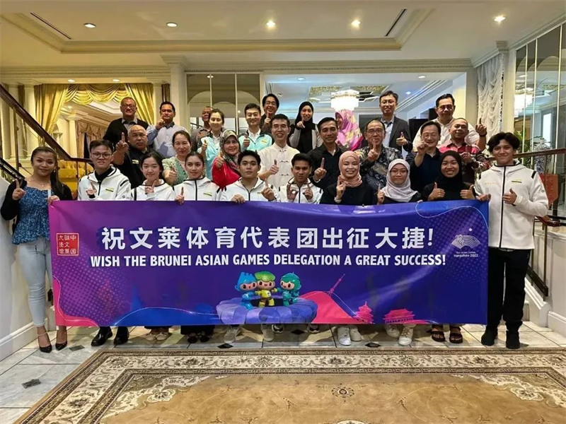 肖建國大使同參加歡送儀式的文方嘉賓、代表團成員等合影留念。圖片由使館提供