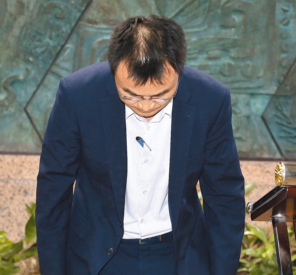 臺農(nóng)業(yè)部門負(fù)責(zé)人陳吉仲19日傍晚舉行記者會說明項目進(jìn)口雞蛋議題，當(dāng)日晚間8點在臉書上宣布辭職。 圖片來源：臺灣“中時新聞網(wǎng)”