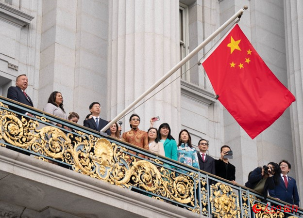 當地時間9月29日，中國駐舊金山總領事張建敏與舊金山市長倫敦·布理德一起在舊金山市政廳陽臺升起中國國旗，慶祝中華人民共和國成立74周年。人民網記者 鄧圩攝