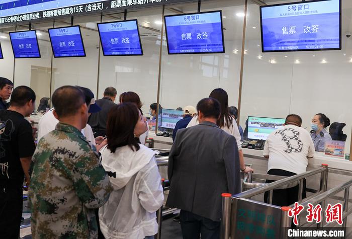 9月21日，旅客在北京站售票大廳內購買火車票。當日，鐵路部門開始發售10月5日火車票。國鐵集團發布數據顯示，9月13日至20日已發售火車票1.5億張。鐵路部門將在9月27日至10月1日、10月4日至7日增開200列夜間高鐵，車票已陸續開始發售，盡最大努力滿足旅客出行需求。 <a target='_blank' href='/'><p  align=