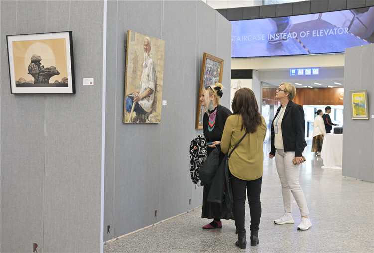 各國外交官在在欣賞中國藝術家作品。中國常駐維也納代表團供圖