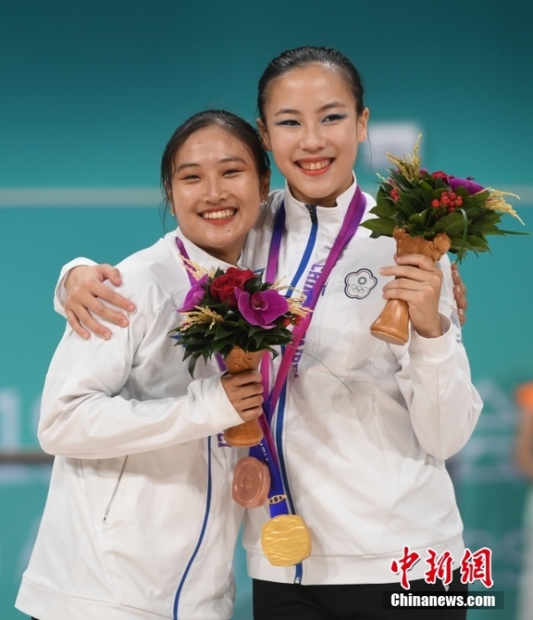 10月7日，杭州第19屆亞運(yùn)會輪滑項目女子花樣輪滑單人滑長節(jié)目決賽在錢塘輪滑中心舉行。結(jié)合短節(jié)目決賽成績，中國臺北選手洪筱晴(左)以94.38分的總成績奪得女子花樣輪滑單人滑冠軍，中國臺北選手張致如(右)獲得季軍。<a target='_blank' href='/'><p  align=