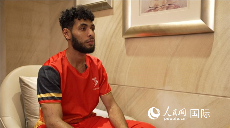 巴布亞新幾內亞乒乓球國家隊隊員杰弗瑞·羅伊接受采訪。 人民網 彭昱凱攝