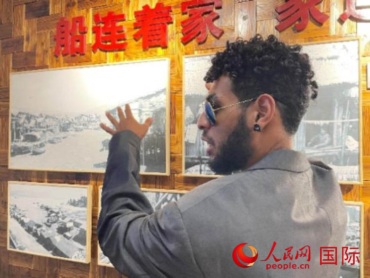 巴布亞新幾內亞乒乓球國家隊隊員羅伊在福建省寧德市下歧村參觀。人民網記者 張榮攝