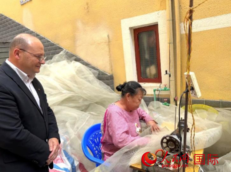 馬耳他瑪格麗特中學“中國角”教師馬丁·阿佐帕迪在福建省寧德市下歧村參觀。人民網記者 周雨攝