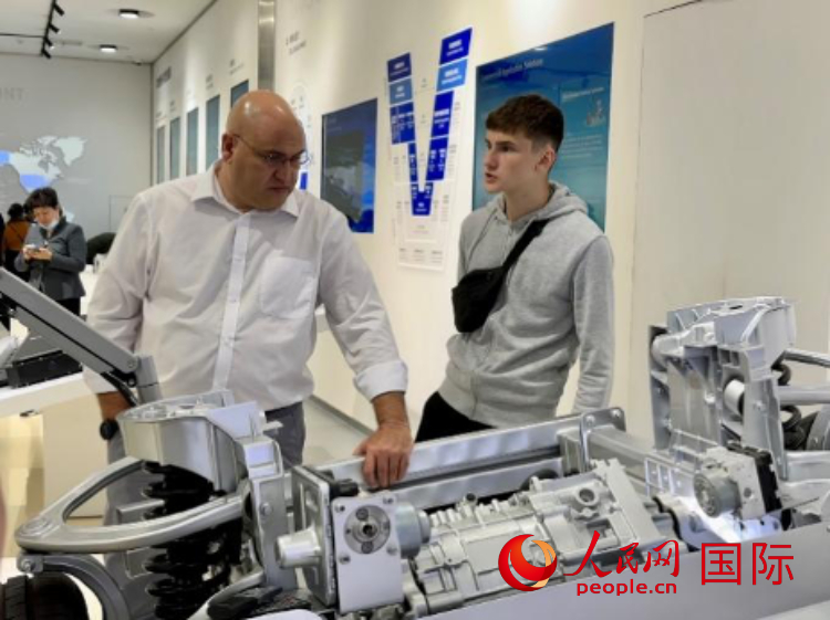 馬耳他瑪格麗特中學“中國角”的學生父親誒特伯特·斯肯布里參觀福建省寧德市寧德時代新能源科技股份有限公司。 人民網記者 周雨攝