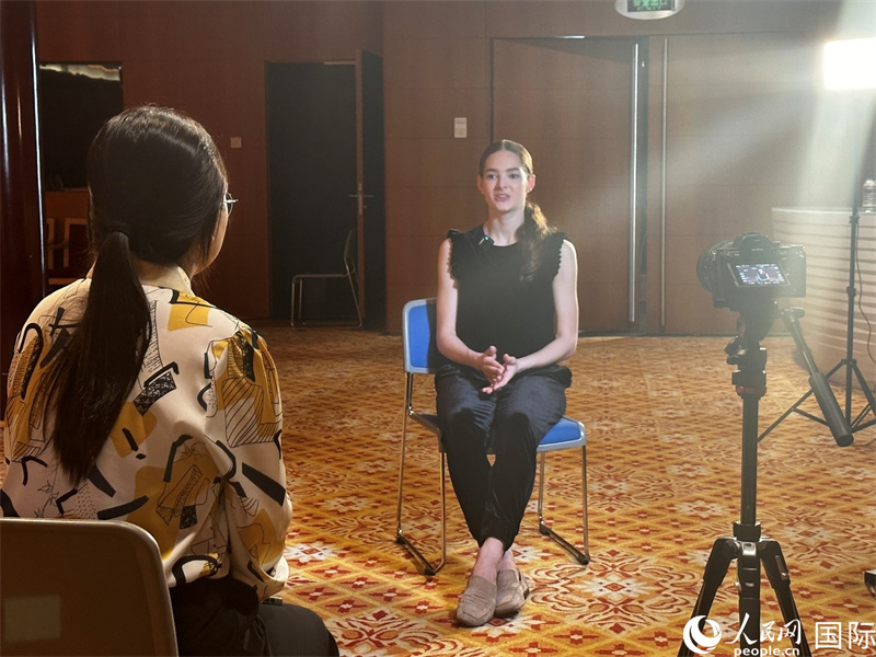 莫斯科大劇院芭蕾舞團首席舞者埃莉奧諾拉·塞弗納德接受人民網記者專訪。人民網記者 申佳平攝