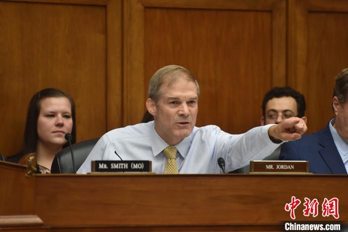 當地時間10月13日，美國國會眾議院共和黨人就議長候選人再次進行黨內投票，眾議院司法委員會主席吉姆·喬丹獲得黨內提名。圖為喬丹今年9月在眾議院監督和問責委員會聽證會上發言。 <a target='_blank' href='/'><p  align=
