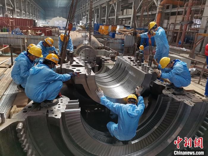 圖為青山緯達貝園區汽輪機機組在進行現場安裝。 受訪者供圖