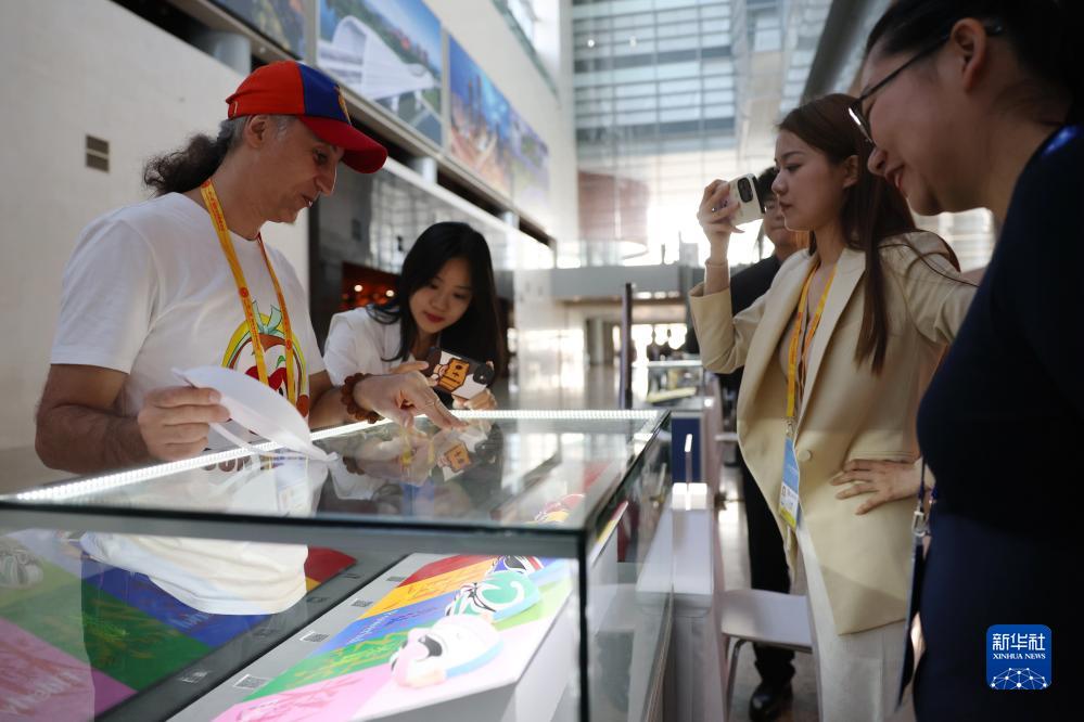 10月16日，參會記者在“一帶一路”國際合作高峰論壇新聞中心參觀展示的中國非物質(zhì)文化遺產(chǎn)展品。新華社記者 陳斌 攝