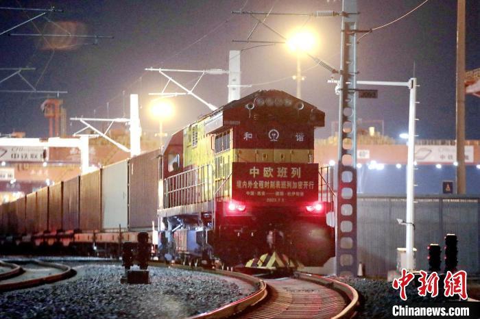 圖為中歐班列整裝待發(fā)。　鐘翰林 攝