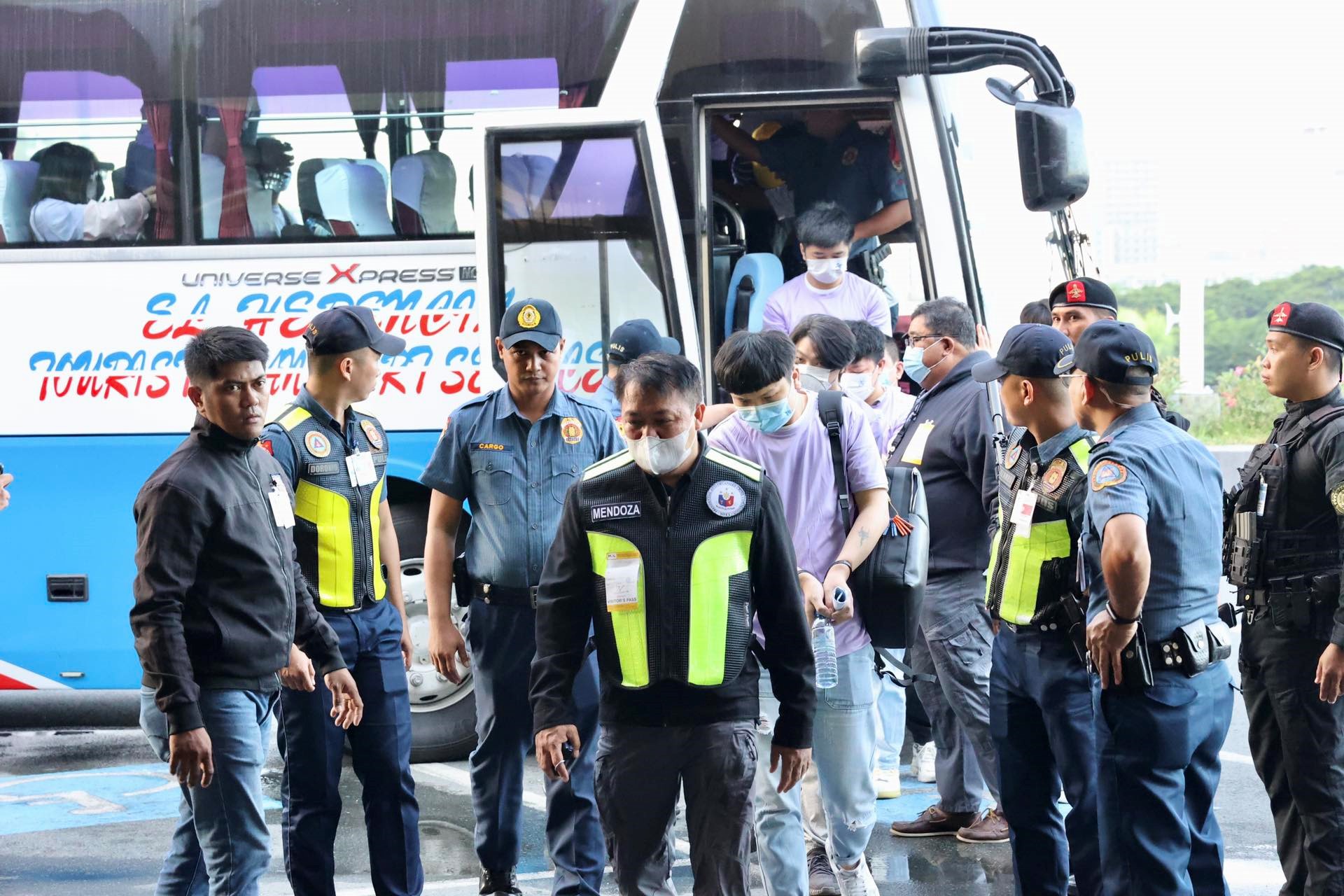 中菲兩國執法部門合作遣返在菲從事離岸博彩的中國公民。中國駐菲律賓使館供圖