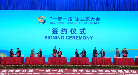 　　這是10月17日拍攝的簽約儀式現場。當日，“一帶一路”企業家大會在北京召開。（新華社記者王毓國攝）