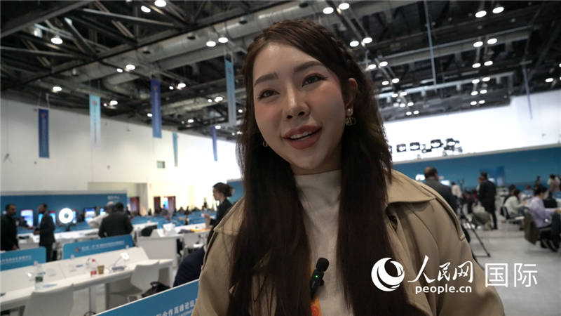 泰國TOPNEWS電視臺主播蓬薩婉?乍如潘（Phonsawan Jarupan）與記者交談。人民網 楊春燕攝