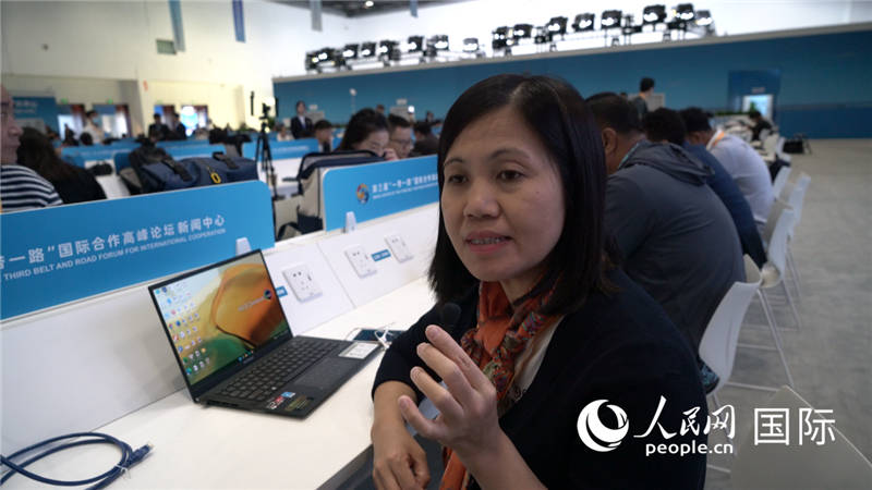 越南之聲廣播電臺記者胡鴻行（音譯，H? H?ng H?nh）與記者交談。人民網 楊春燕攝