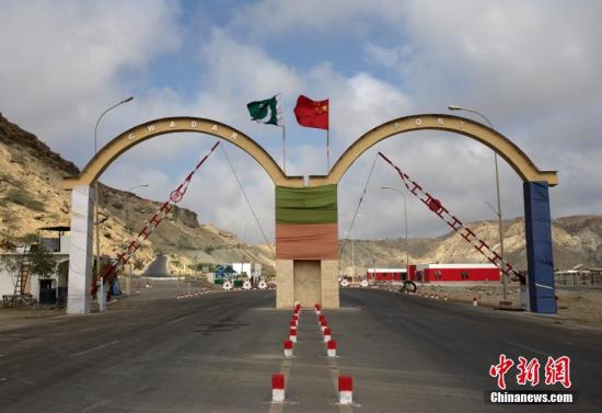 5月5日，瓜達(dá)爾港出入口的拱門。瓜達(dá)爾港是阿拉伯海沿岸的一座天然不凍良港，也是中巴經(jīng)濟(jì)走廊的南端起點(diǎn)。中國(guó)公司自2013年開始取得瓜達(dá)爾港的運(yùn)營(yíng)權(quán)，目前各項(xiàng)工作逐步展開。盡管自然條件差、物資匱乏，但瓜達(dá)爾卻有著重要的地理位置。瓜達(dá)爾是巴基斯坦通往波斯灣和阿拉伯海的大門，距離霍爾木茲海峽僅400公里。作為一帶一路有益補(bǔ)充的中巴經(jīng)濟(jì)走廊經(jīng)濟(jì)構(gòu)架的確立，使位于巴基斯坦最南端的瓜達(dá)爾港成為中巴經(jīng)濟(jì)走廊的一個(gè)重要出?？?。<a target='_blank' href='/'><p  align=