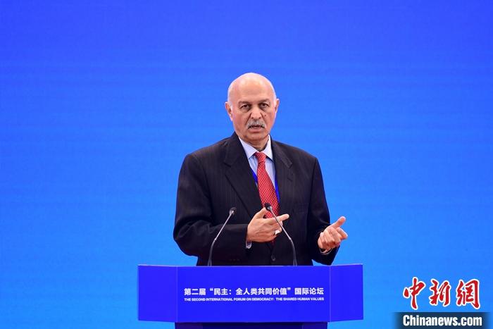 3月23日，第二屆“民主：全人類共同價(jià)值”國(guó)際論壇開幕式在北京舉行。圖為巴基斯坦參議院國(guó)防委員會(huì)主席穆沙希德·侯賽因在開幕式上作主題發(fā)言。 <a target='_blank' href='/'><p  align=