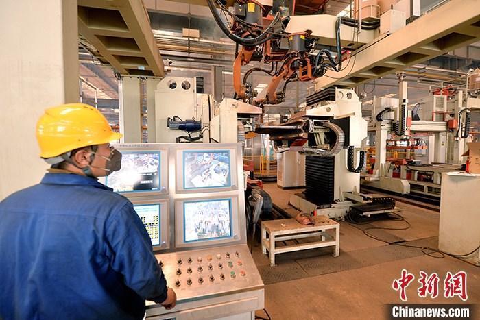 資料圖：車間內(nèi)工作人員進行機器操作。<a target='_blank' href='/' _fcksavedurl='/'><p  align=