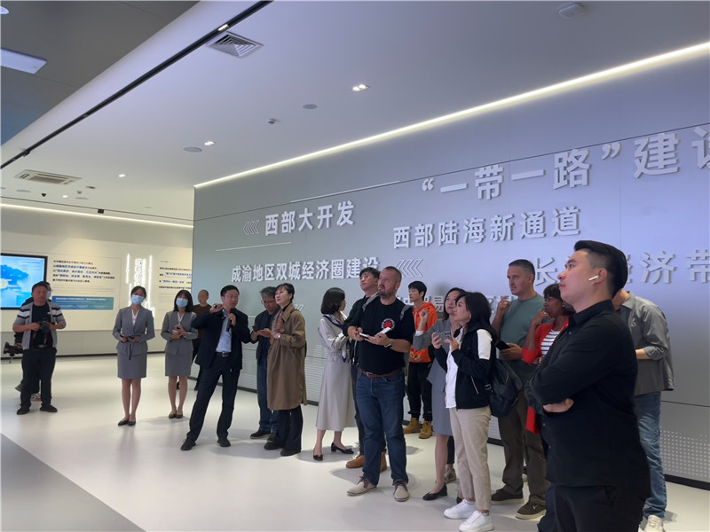 （成都國際鐵路港展廳，中外記者邊聽邊記，了解成都國際鐵路港運行情況 趙橙涔攝