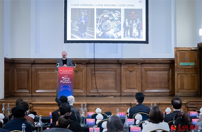 英國群英創意全球首席執行官杰米·撒杰特在現場發言，分享如何進一步提升四川旅游的國際影響力、吸引更多的英國游客。人民網 郭錦標攝