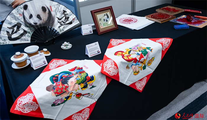 活動現場的現場文創展、互動體驗區、非遺區展示。人民網 郭錦標攝