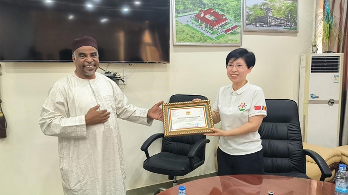 江西省衛健委婦幼處處長葉穎代表組派部門接受乍得衛生部表彰。中國（江西）第18批援乍得醫療隊供圖