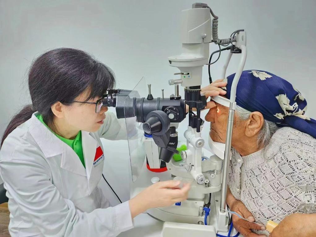 北京大學人民醫院眼科醫生鮑永珍正在為中亞白內障患者進行眼部檢查。（北京大學人民醫院供圖）