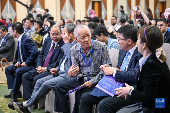 10月21日，在馬來西亞行政首都普特拉賈亞，嘉賓在第五屆中國—東盟視聽周開幕活動上交談。新華社記者 程一恒 攝