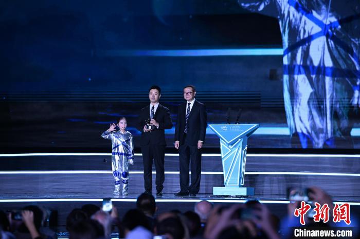 10月21日，2023雨果獎在成都揭曉。中國科幻作家海漄憑小說《時空畫師》獲2023雨果獎“最佳短中篇小說”。　圖片由第81屆世界科幻大會組委會提供