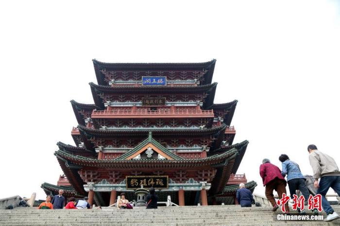 資料圖：中國農歷九月初九，重陽佳節。民眾來到位于江西南昌的滕王閣旅游區，登高祈福。<a target='_blank' href='/'><p  align=